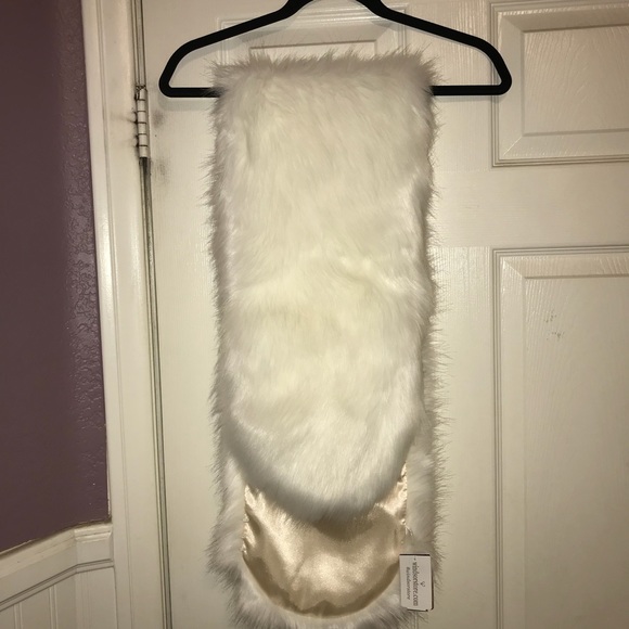 Windsor Accessories - White fur shawl